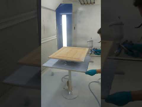 Keukenrenovatie: kersenhouten keukendeur opnieuw lakken | Uithoff