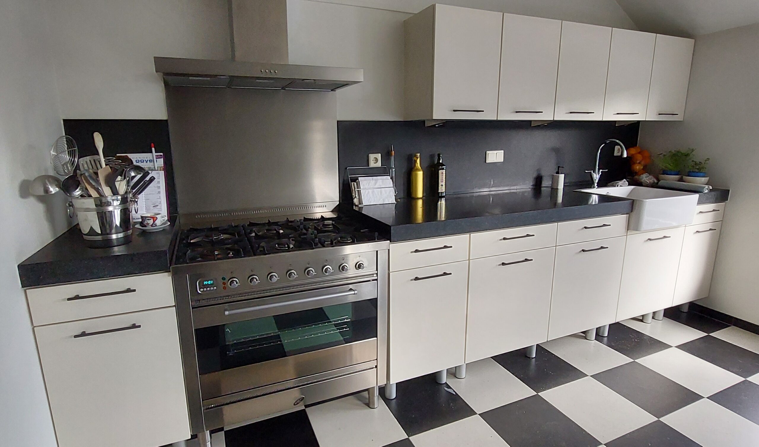 nieuw deur spuitwerk zwarte handgreep Uithoff